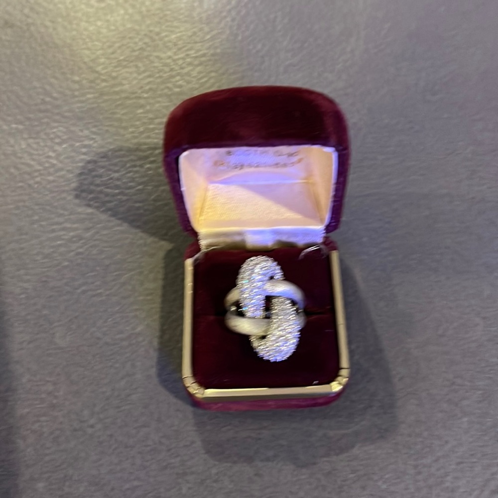 Ladies silver ring, beautiful design, new condition
